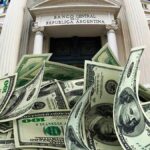 Dólar y elecciones: el peso sigue bajo presión mientras Milei pide apoyo de EE.UU.