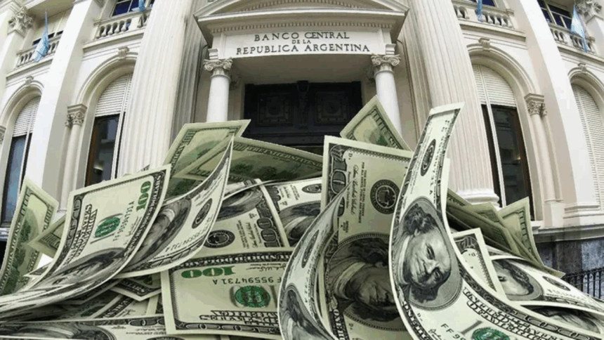 Dólar subió 4% tras elecciones en Buenos Aires, pero se mantuvo dentro de la banda establecida