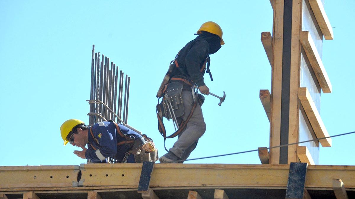 Uocra y empresarios ajustan salarios de albañiles en septiembre de 2025