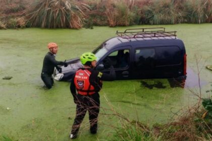 Desplome de Kangoo en La Costa: seis rescatados tras caer en un zanjón con agua