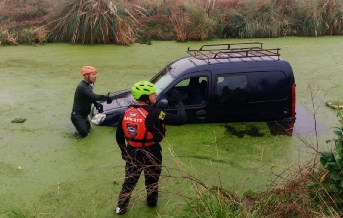 Desplome de Kangoo en La Costa: seis rescatados tras caer en un zanjón con agua