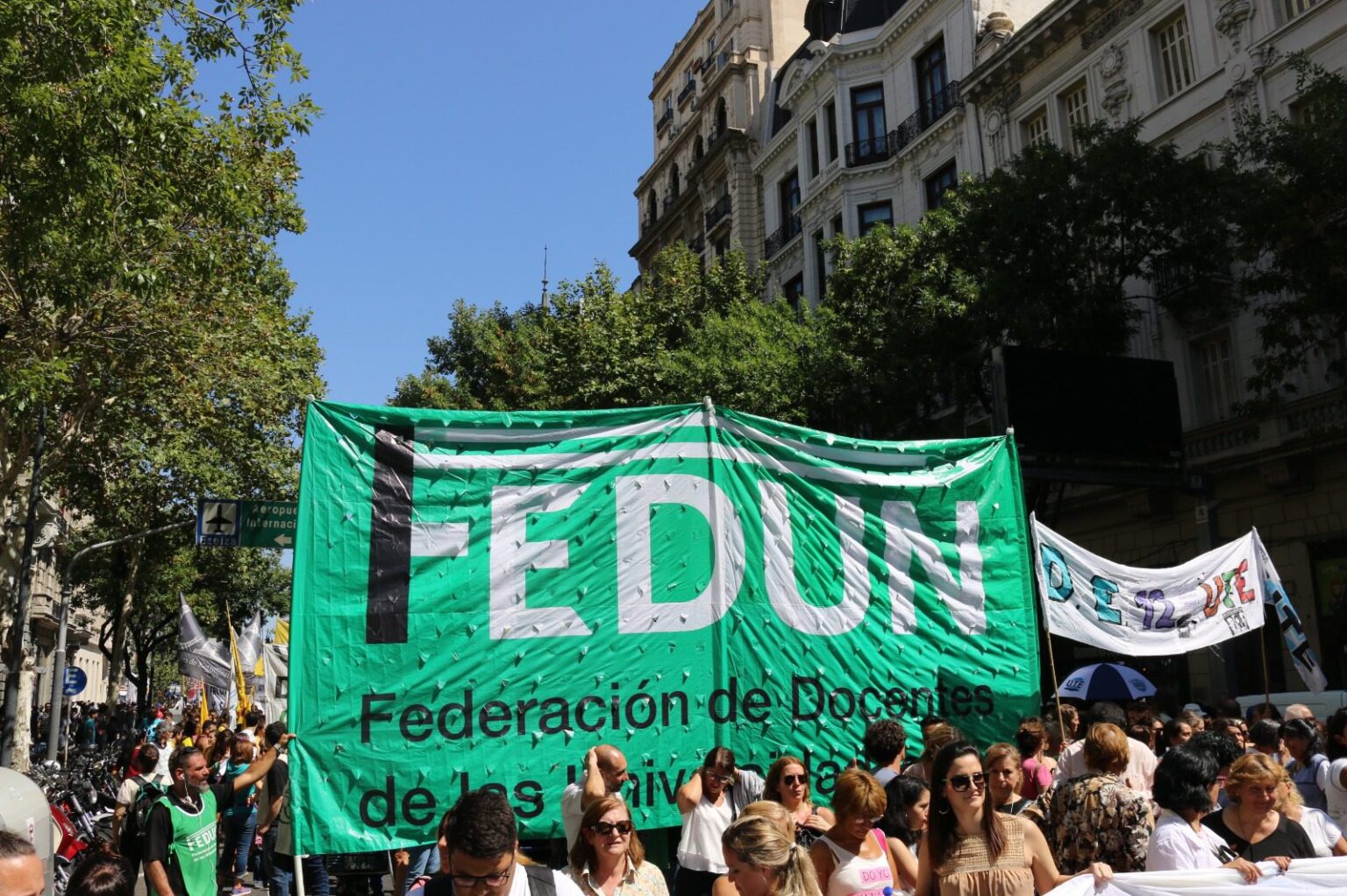Docentes universitarios convocan a un apagón masivo contra los vetos de Milei este martes