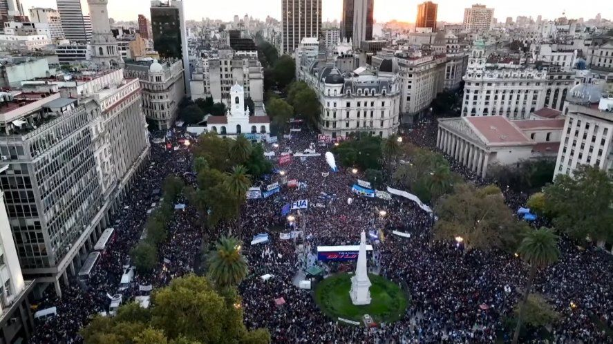 Estudiantes y docentes se preparan para la tercera marcha federal tras veto de milei a financiamiento universitario