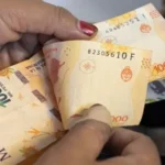 Los salarios subieron 3,2% en agosto y superaron la inflación, aunque aún están rezagados