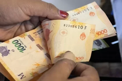 Los salarios subieron 3,2% en agosto y superaron la inflación, aunque aún están rezagados