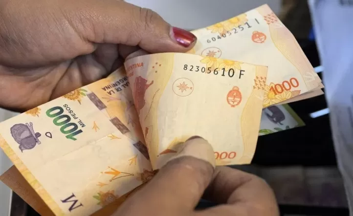 Los salarios subieron 3,2% en agosto y superaron la inflación, aunque aún están rezagados