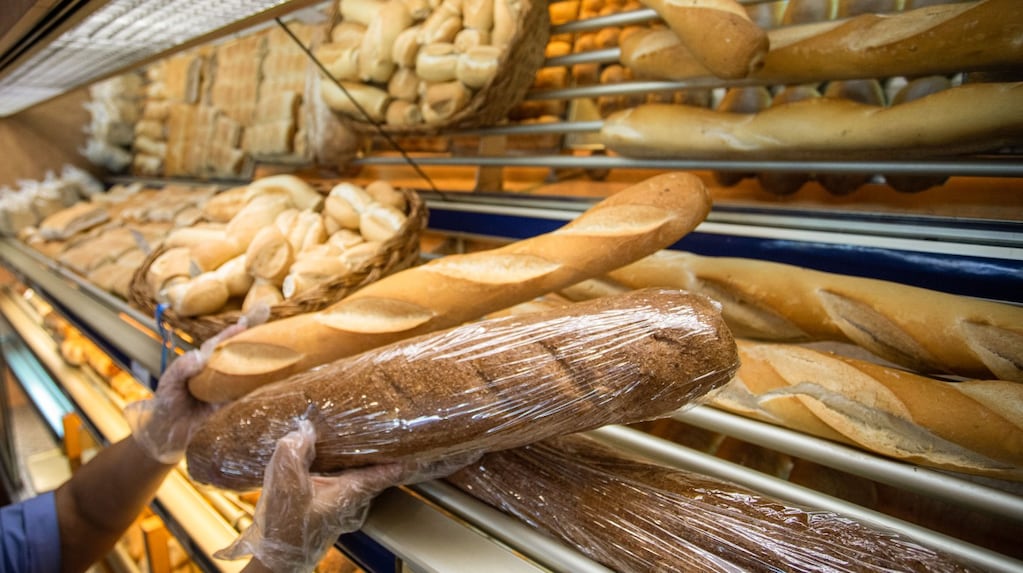 A partir del lunes, panaderías bonaerenses aumentan un 12% el precio del pan y productos panificados
