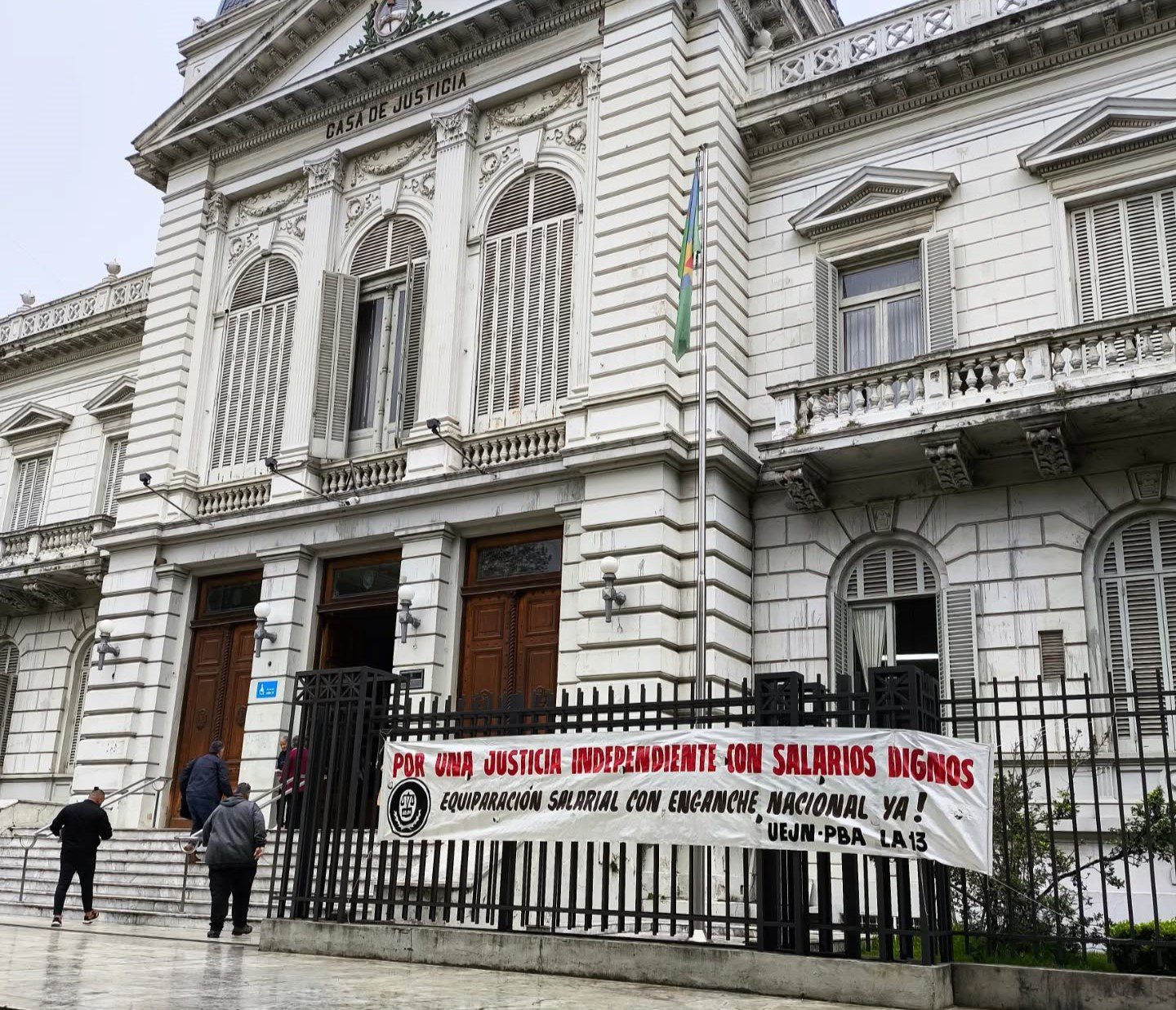 Judiciales de la Provincia de Buenos Aires denuncian caída salarial del 80% y convocan a plenario