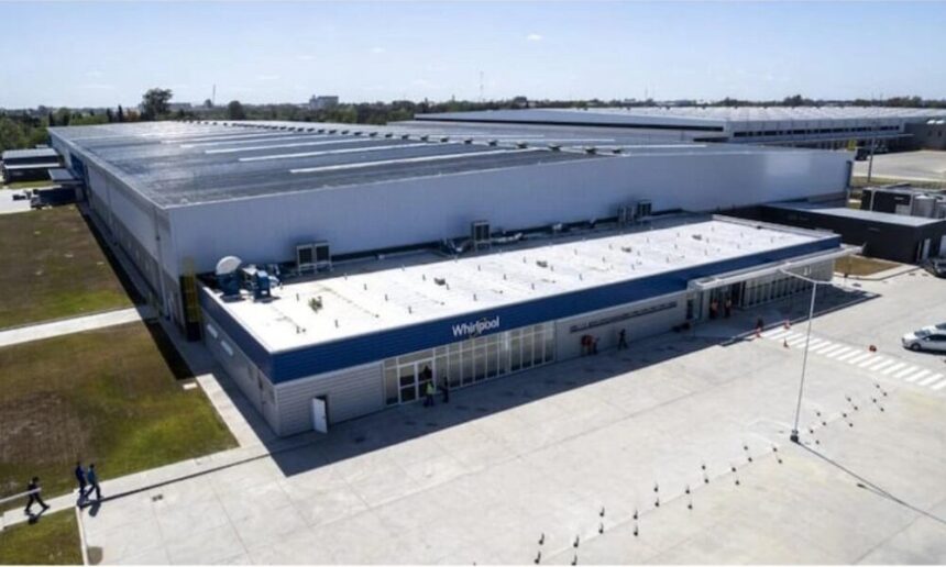 Whirlpool cerró su planta en Pilar y despidió a 220 trabajadores por caída de ventas