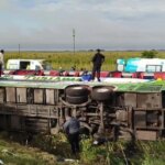 Micro de pasajeros volcó en Ruta 2: al menos dos muertos y decenas de heridos en el accidente