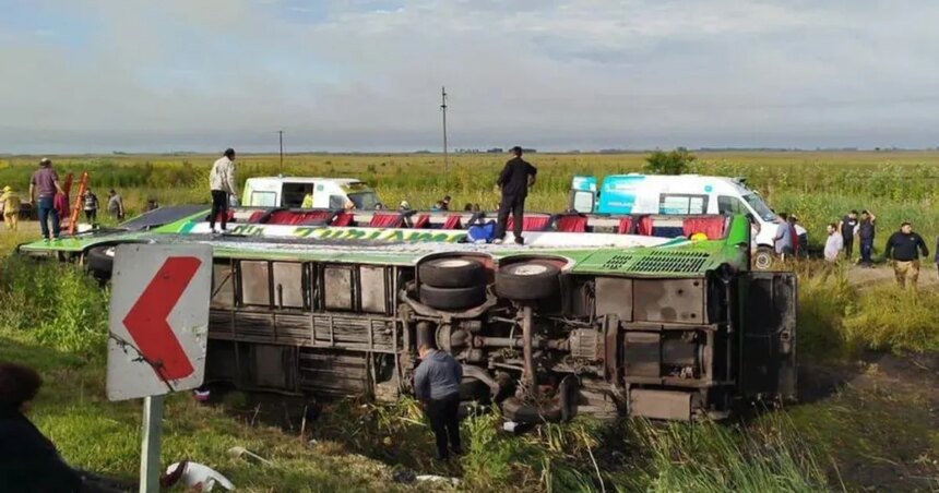Micro de pasajeros volcó en Ruta 2: al menos dos muertos y decenas de heridos en el accidente