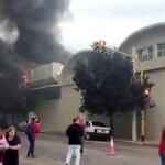 Incendio arrasa con hipermercado recién reinaugurado en Bahía Blanca tras inundaciones