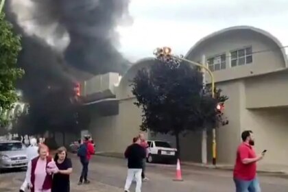 Incendio arrasa con hipermercado recién reinaugurado en Bahía Blanca tras inundaciones