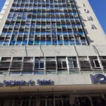 Juez de La Plata exige a IOMA pago inmediato de implante coclear y multa a directores por demoras