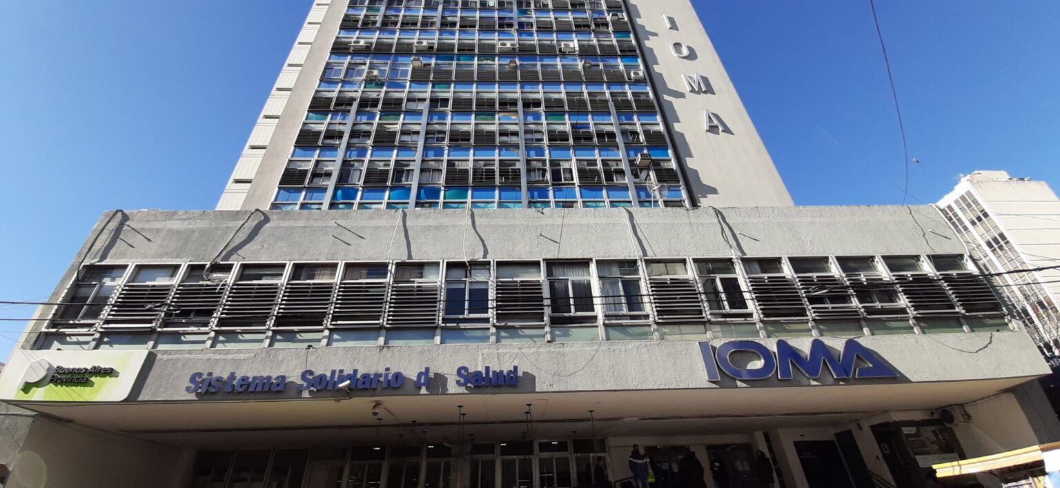 Juez de La Plata exige a IOMA pago inmediato de implante coclear y multa a directores por demoras