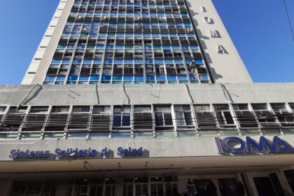 Juez de La Plata exige a IOMA pago inmediato de implante coclear y multa a directores por demoras