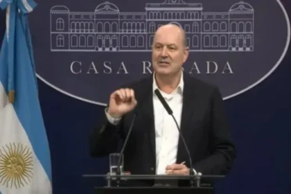 Sturzenegger critica a sindicatos por frenar la reforma laboral y propone un debate abierto