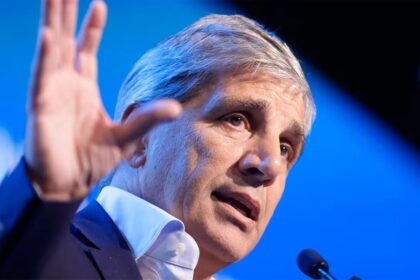Caputo defendió el sistema de bandas cambiarias y descartó una flotación libre del dólar
