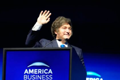 Milei llegó a Nueva York para hablar con inversores y agradecer triunfo electoral en el Ohel