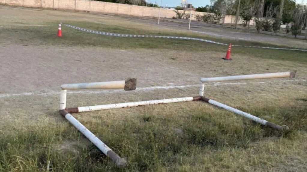 Tragedia en Rawson: un chico de 13 años muere al caerle un arco de fútbol en un camping