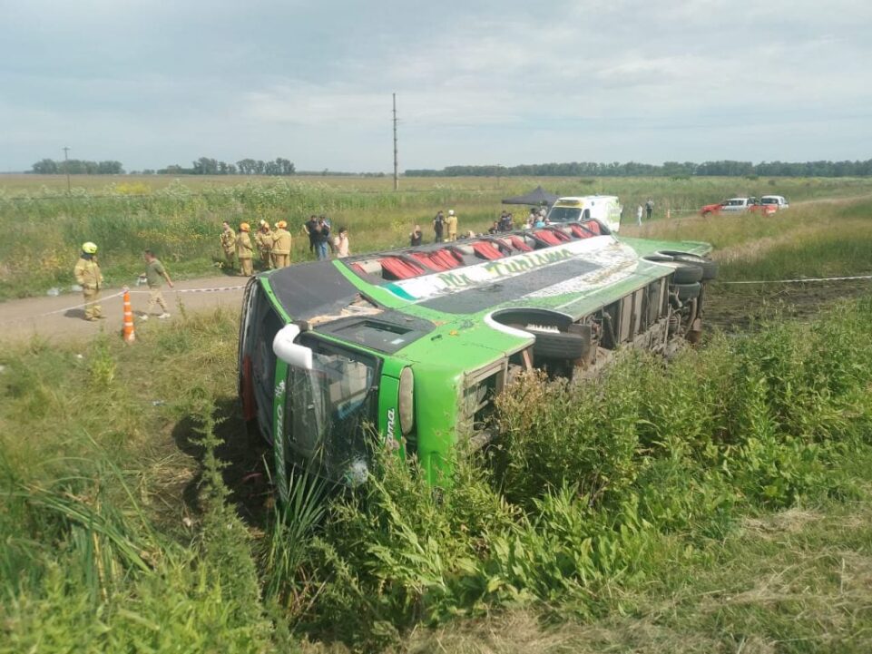 Tragedia en Ruta 2: Dos muertos y decenas de heridos al volcar un micro