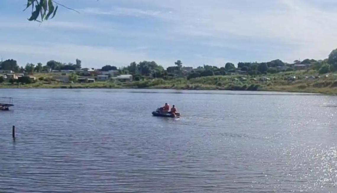Necochea: se intensifica la búsqueda de un joven desaparecido tras intentar cruzar el río