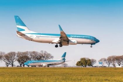 Aerolíneas Argentinas cierra un acuerdo clave con gremios y asegura la paz laboral hasta 2026