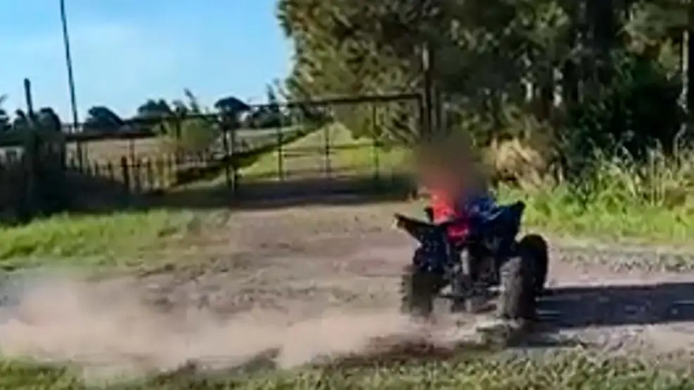 nino conduciendo cuatriciclo