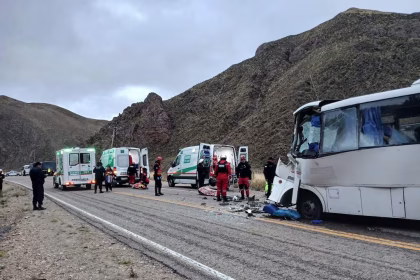 Tragedia en la ruta 9: un muerto y 20 heridos tras choque entre colectivo y camión en Jujuy