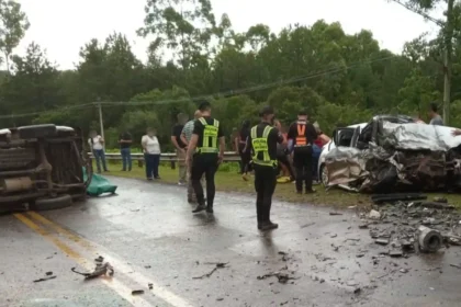 tragedia en misiones cuatro personas murieron en un choque entre tres vehiculos en la ruta nacional 12