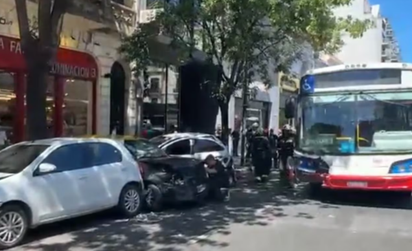 Deshidratado al volante: colectivero se desmayó y generó choque en cadena en Palermo