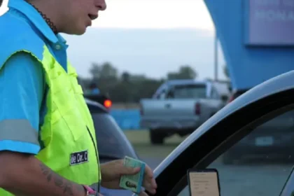 Multas de tránsito: cruzar en rojo o usar el celular al volante costará casi $904.000 en la Provincia