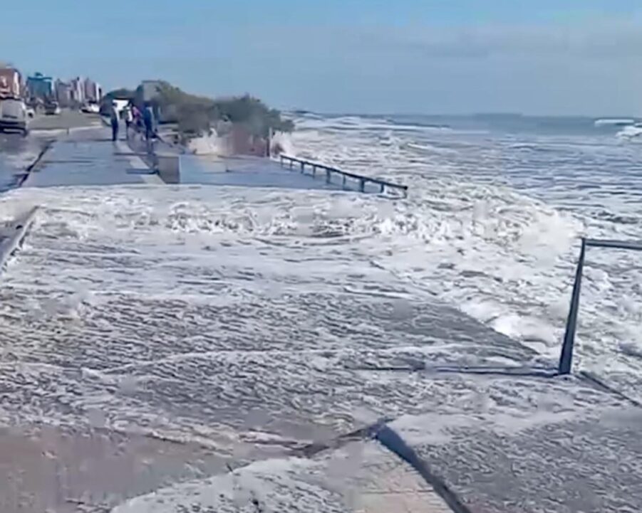 Crecida inusual del mar en la costa: la sudestada causa estragos en playas y costaneras