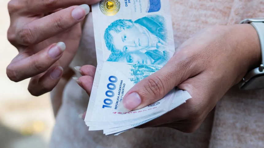 Los sueldos en argentina pierden contra la inflación y gremios buscan mejores paritarias