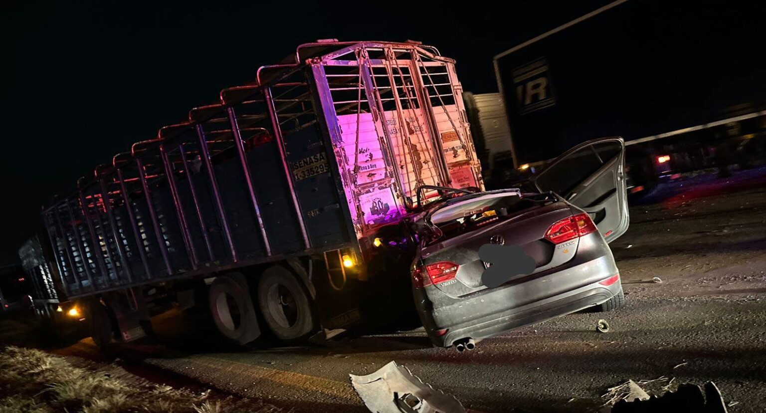 Grave accidente en ruta 2: un auto se incrustó debajo de un camión cerca de castelli 1 Choque castelli