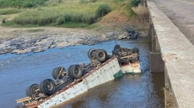 Trágico accidente: camionero murió ahogado tras caer con su camión desde un puente 2 1770642854607