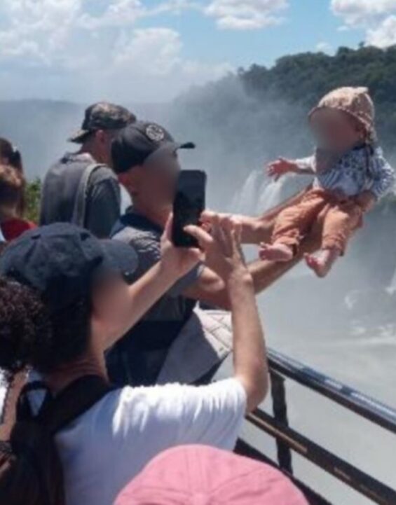 Locura en cataratas: indignación por turistas que arriesgaron la vida de su bebé por una foto para redes sociales 2 Hbyjwsvwkaadp6j