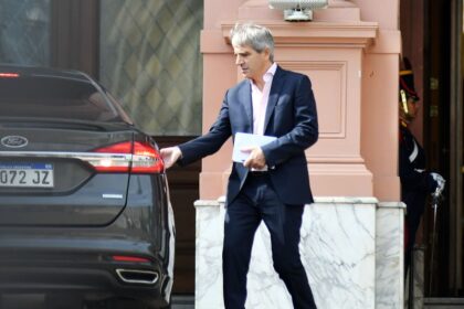 El aumento de sueldos en el gabinete de ministros de Milei: ¿una decisión polémica en crisis?