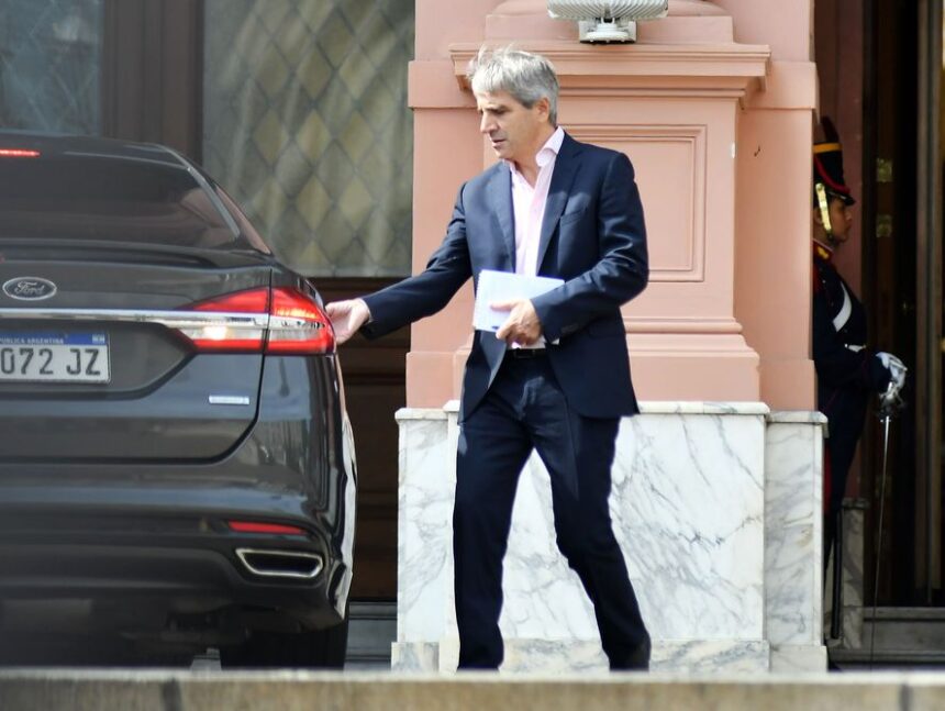 El aumento de sueldos en el gabinete de ministros de Milei: ¿una decisión polémica en crisis?