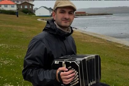 musico bandoneon himno malvinas