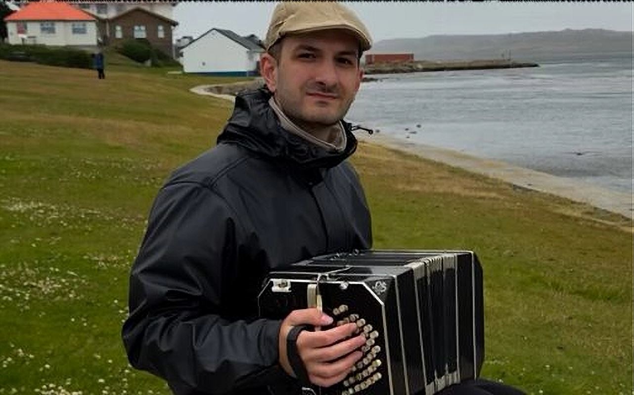 Un músico bonaerense tocó el himno nacional en las islas malvinas y emocionó al país 1 Musico bandoneon himno malvinas