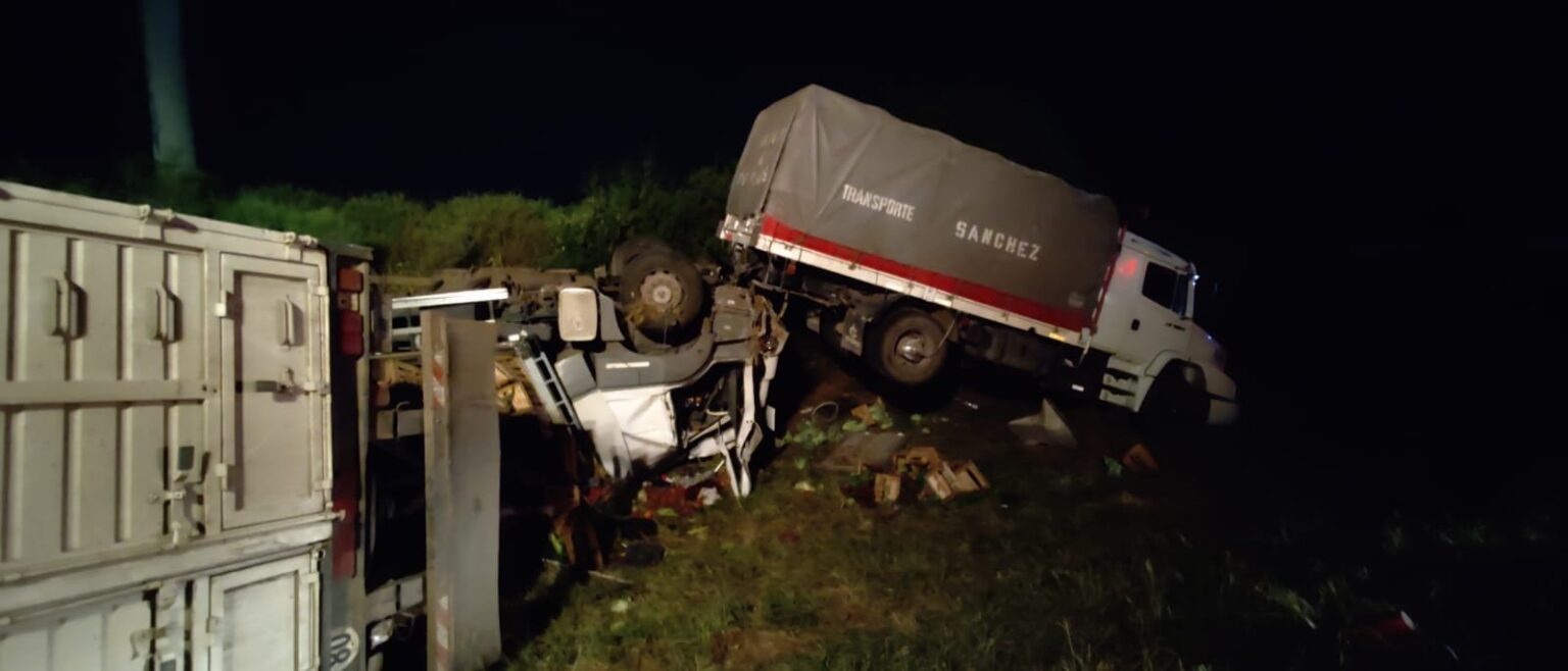 Accidente en ruta 2: volcó un camión con acoplado cuando era remolcado cerca de lezama 1 Vuelco camiones lezama