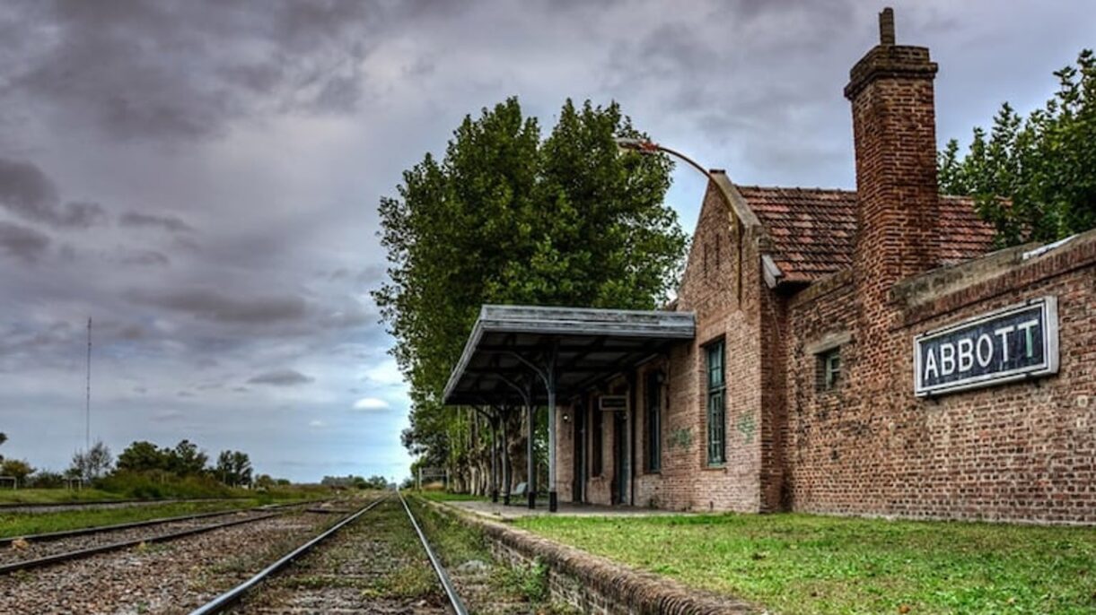 Finde largo de marzo: el pueblo bonaerense con laguna y bodegones de campo que es el refugio ideal para gastar poco
