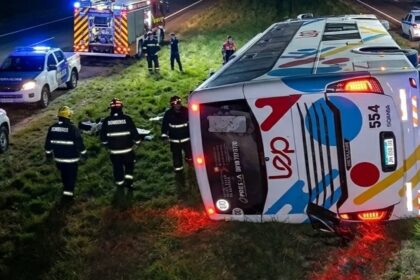 Impactante accidente en la ruta 9: volcó un micro con 50 pasajeros y hay muchos heridos