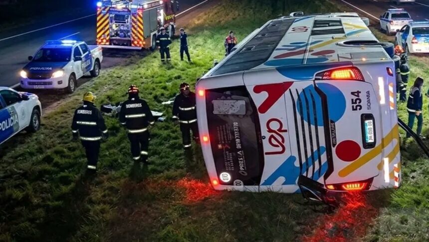 Impactante accidente en la ruta 9: volcó un micro con 50 pasajeros y hay muchos heridos