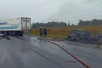 Tragedia en la ruta 3: un muerto tras tremendo choque e incendio de auto y camión