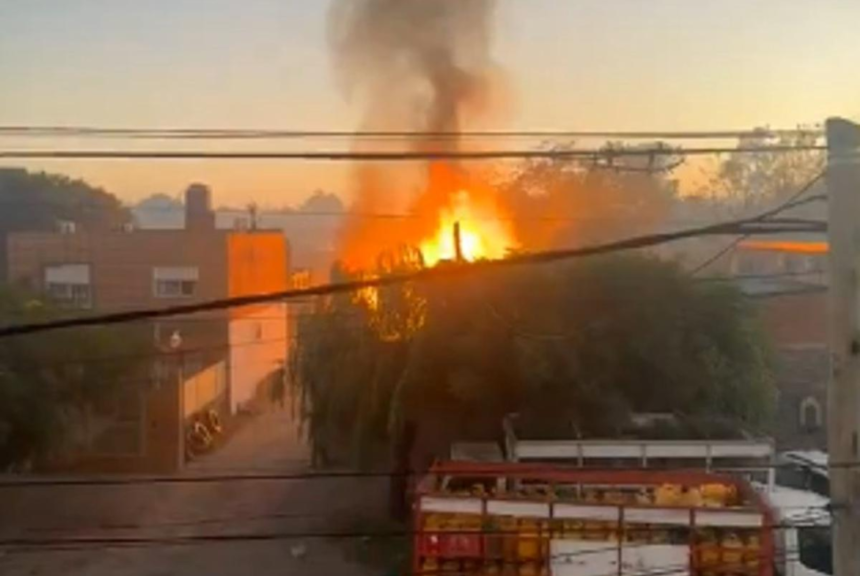 Grave explosión e incendio en mariano acosta: hay heridos y temor en la zona