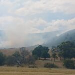 Bomberos de varias ciudades combaten un tremendo incendio forestal en sierra de los padres