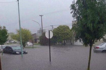 Fuerte temporal en provincia de buenos aires: casas inundadas, vehículos atrapados y calles completamente anegadas