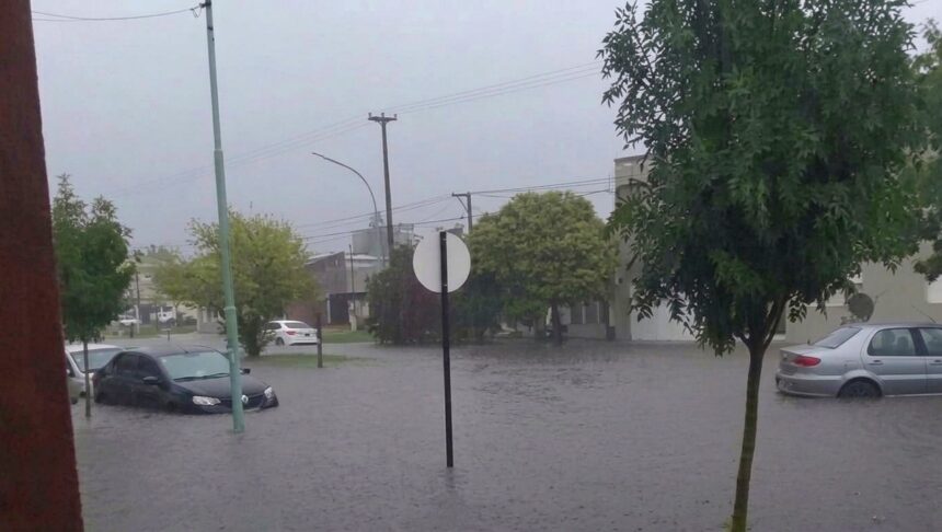 Fuerte temporal en provincia de buenos aires: casas inundadas, vehículos atrapados y calles completamente anegadas